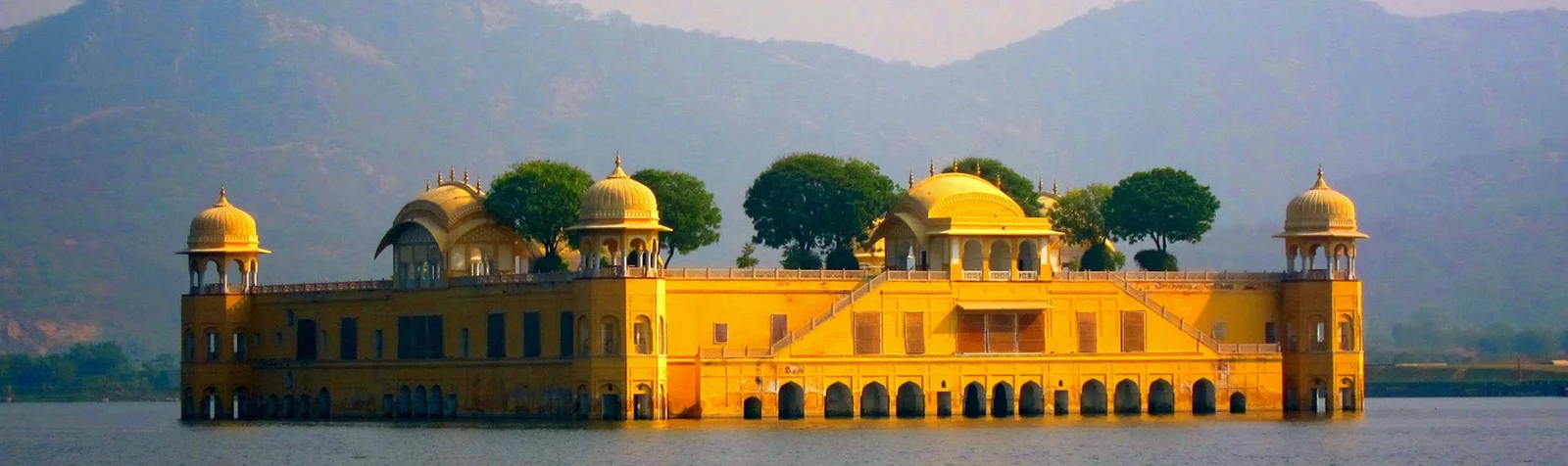 Famous Attractions to Visit in Jaipur with Palace on Wheels Trains